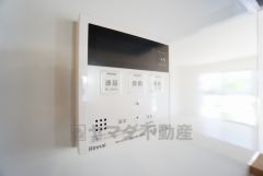 キッチン横からお湯張り、追い炊き、足し湯がボタン一つで楽々操作できる給湯機リモコンです＾＾忙しい夕飯の準備の時間帯に重宝しますね。
