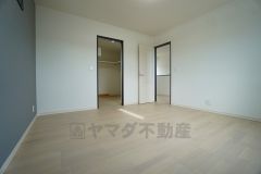 収納力豊富なウォークインクローゼット付き。洋服や小物などを1箇所にまとめて美しい収納を実現します。