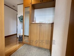 たっぷり収納できるシューズボックスです。家族全員の靴がきれいに整頓できます。棚の上にお花や小物を飾っても良いですね＾＾