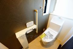同仕様写真。温水洗浄機付トイレです。節水機能もあるので、安心して使えますね。もちろん、1階2階の2ヶ所にトイレがあるので、忙しい朝にもゆとりができますね。