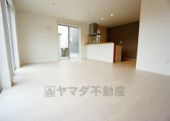 同仕様写真。断熱性能の窓ガラスを採用。省エネ、光熱費カットにも貢献します。 夏は涼しく、冬は暖かく快適に過ごせます。