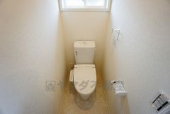 同仕様写真。温水洗浄機付トイレです。節水機能もあるので、安心して使えますね。もちろん、1階2階の2ヶ所にトイレがあるので、忙しい朝にもゆとりができますね。