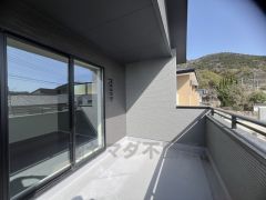 お洗濯物を干すスペースとしても十分な広さがあります。  お天気の良い日はお洗濯物がよく乾きそうな日当たり良好のバルコニー＾＾