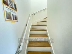 ご年配の方でも安心できる、手すり付き階段です＾＾段差も低めで設定されてますので安全性にも優れてますね＾＾