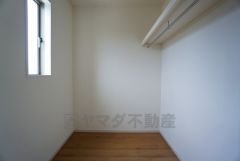収納力豊富なウォークインクローゼット付き。洋服や小物などを1箇所にまとめて美しい収納を実現します。