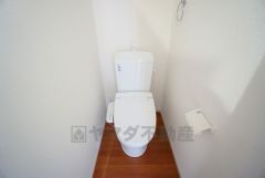 温水洗浄機付トイレです。節水機能もあるので、安心して使えますね。もちろん、1階2階の2ヶ所にトイレがあるので、忙しい朝にもゆとりができますね。