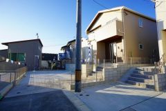 カースペースは停めやすい並列駐車2台付き。ご夫婦で1台ずつ所有できます＾＾ 前面道路は6ｍと駐車がスムーズにできます＾＾