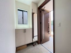 たっぷり収納できるシューズボックスです。家族全員の靴がきれいに整頓できます。棚の上にお花や写真を飾っても良いですね。