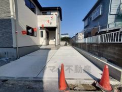 カースペースは停めやすい並列駐車3台付き。