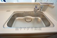 広々とした凸型シンクに洗剤ポケットを標準装備。大きなお鍋など洗いやすいです。洗剤や石鹸、スポンジもすっきりできる収納付き。