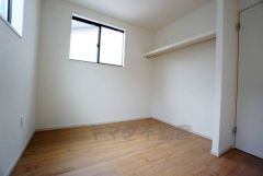 オープンクローゼットは、扉の開閉動作がないので荷物の出し入れがスムーズになります。衣類を綺麗にまとめておしゃれにまとめれば、お部屋のアクセントにもなります＾＾