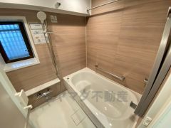 1日の疲れを癒すくつろぎのバスルーム。足を伸ばしてもゆったりと入れるサイズです。お子様と一緒にお風呂に入っても狭くないですね^^