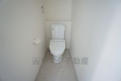 ウォシュレット付トイレです。節水機能もあるので、安心して使えますね。もちろん、1階2階の2ヶ所にトイレがあるので、忙しい朝にもゆとりができますね。
