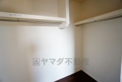 収納力豊富なウォークインクローゼット付き。洋服や小物などを1箇所にまとめて美しい収納を実現します。