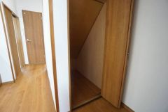 階段下を有効活用した収納をご用意いたしました。玄関の近くなので、コートや鞄を置くスペースとしても活用できそうです＾＾