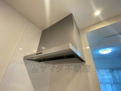 調理により発生する油煙や臭いを吸い込み、屋外へ排気してくれます。