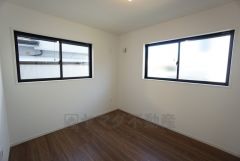 同仕様写真。2面採光を確保した明るい室内は、風通しも良く、大変居心地の良い空間となっております。爽やかな風を感じて起きる朝は、快適生活の始まりに。