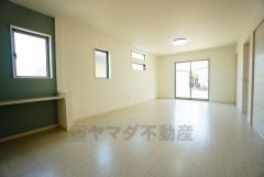 同仕様写真。大きな窓のあるリビングは、陽光あふれる明るい空間です。居心地良く、ご家族皆がゆったり寛げる憩いの空間となりそうです。