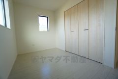 木目調のシンプルデザインで落ち着きと安らぎの空間に仕上げています。各部屋に収納が完備されているので、お荷物が多くなっても安心の設計です。