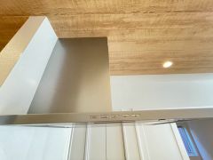 調理により発生する油煙や臭いを吸い込み、屋外へ排気してくれます。