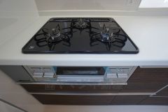 同時にたくさんの料理が調理できる3口コンロ。長時間熱を通しておきたい煮込み料理を作りながら、炒め物など同時進行で進められます。