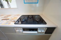 3種類の料理が同時に調理できる、3口ガスコンロ。忙しい夕食の支度時間が短縮できて嬉しいですね。