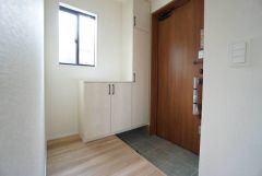 たっぷり収納できるシューズボックスです。家族全員の靴がきれいに整頓できます。棚の上にお花や写真を飾っても良いですね。