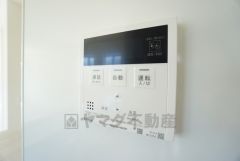給湯器リモコンはキッチン横からボタンひとつで操作が楽々。通話ボタン付きでお子様とも会話ができて安心です。