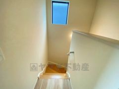 ご年配の方でも安心できる、手すり付き階段です＾＾段差も低めで設定されてますので安全性にも優れてますね＾＾