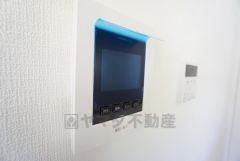 防犯性、セキュリティ対策に安心できるテレビモニター付きインターフォンです。セールスマン対策にもなり安心できます。