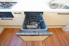 家事の時間が短縮できる食器洗浄乾燥機付。後片付けもラクラクです。 食器を洗う手間が減るので家族とのコミュニケーションの時間や自分の時間が増えますね。