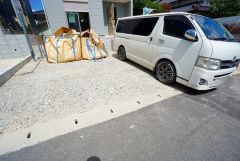 駐車スペースはゆとりある2台分を確保。マイカー用に、お客さま用に、余裕を持ってご利用いただけます^^