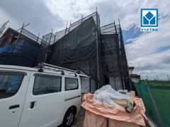 シンプルでいつまでも飽きのこないデザインが周囲の環境に調和し、どんなご家族にもフィットするデザインです。