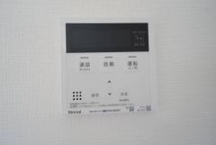 キッチン横に給湯器リモコンを設置していますので、忙しい時間帯でもスイッチ一つでお風呂の用意ができますよ＾＾