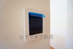 防犯性もばっちり、TVモニター付きインターフォン完備。大きなモニターで玄関先を確認できます。録画機能が付いているので不在時の訪問者も確認できて安心です^^