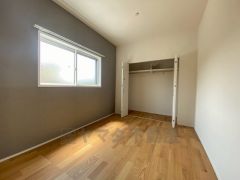 住む人のこだわりを活かす洋室＾＾日当たりがよく、寝室としての利用もおすすめ。広めのクローゼットもあり荷物もすっきり片付けれ、ゆとりのある暮らしが出来ます＾＾