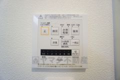 雨の日の洗濯も安心できる浴室暖房乾燥機付き浴室。リモコンで操作もボタン1つで簡単。 浴室暖房乾燥機には、暖房、乾燥、涼風、換気の4つの機能が付いています。タイマー付きです。