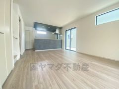 対面式キッチンを中心としたリビングダイニングで家族の会話が弾みそうです。