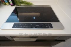 お手入れのしやすいIHクッキングヒーターです。 3口コンロなので、効率よくお料理が楽しめます。毎日のお料理も楽しくなりますね＾＾