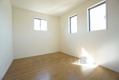 2面採光を確保した明るい室内は、風通しも良く、大変居心地の良い空間となっております。爽やかな風を感じて起きる朝は、快適生活の始まりに。