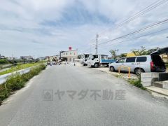 カースペース並列2台＾＾ 前面道路は西側約5m、東側約32.2ｍ。 車の離合もスムーズです。