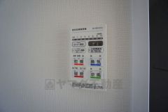 浴室暖房乾燥機には、暖房、乾燥、涼風、換気の4つの機能が付いています。タイマー付きです。
