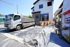 並列駐車3台分を確保＾＾ ご夫婦で一台ずつと急な来客にも困りませんね＾＾ 前面道路は4.5～4.6ｍ。