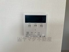 キッチン横からお湯張り、追い炊き、足し湯がボタン一つで楽々操作できる給湯機リモコンです＾＾忙しい夕飯の準備の時間帯に重宝しますね。