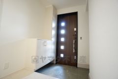 同仕様写真。たっぷり収納できるシューズボックスです。家族全員の靴がきれいに整頓できます。棚の上にお花や写真を飾っても良いですね。