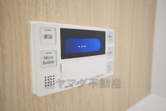 湯量・湯温の設定、そして保温までワンタッチのフルオートバス。便利な追い炊き機能付きです。