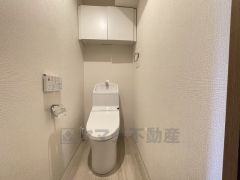 節水、お掃除ラクラクなウォシュレット付の高機能トイレ。トイレ上部には扉付き収納をご用意しました＾＾