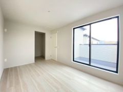住む人のこだわりを活かす洋室＾＾日当たりがよく、寝室としての利用もおすすめ。広めのクローゼットもあり荷物もすっきり片付けれ、ゆとりのある暮らしが出来ます＾＾