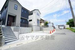 前面道路は大型車両の通行も少ないので静かで快適な生活を送れます＾＾ カースペースは停めやすい並列駐車2台付き。