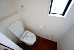 同仕様写真。温水洗浄機付トイレです。節水機能もあるので、安心して使えますね。もちろん、1階2階の2ヶ所にトイレがあるので、忙しい朝にもゆとりができますね。